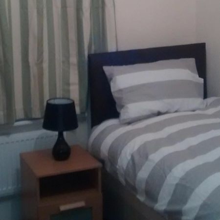 Acton Lodge Guest House ลอนดอน ภายนอก รูปภาพ