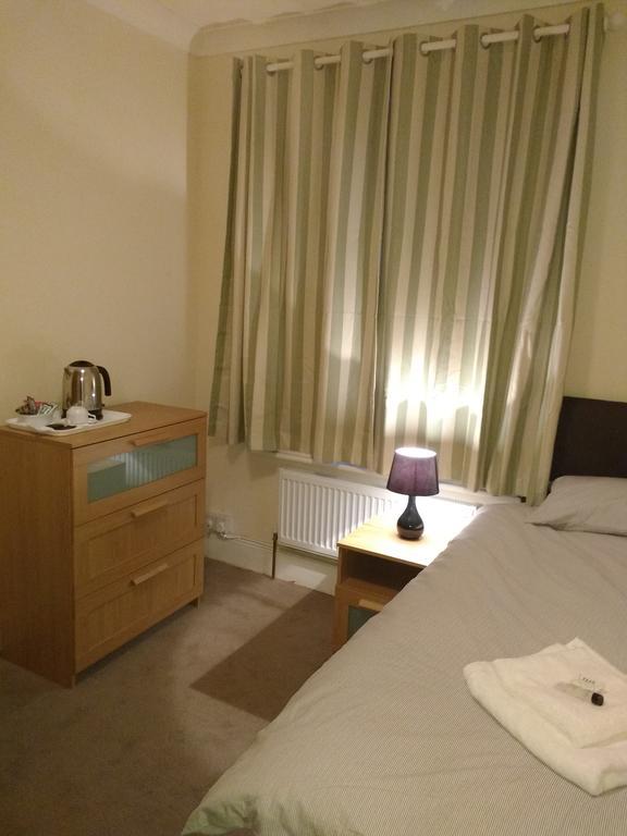 Acton Lodge Guest House ลอนดอน ภายนอก รูปภาพ
